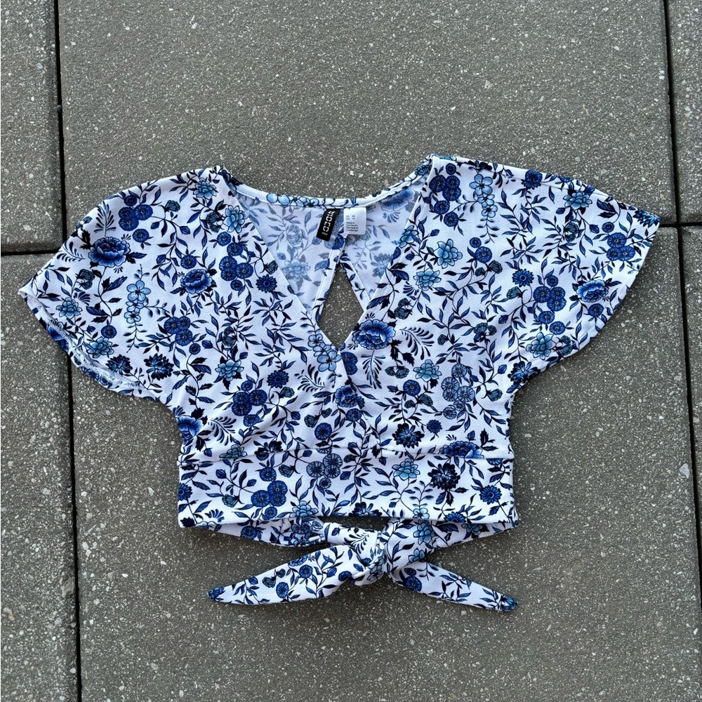 H&M Divided Floral Blue and White Women's Crop Top